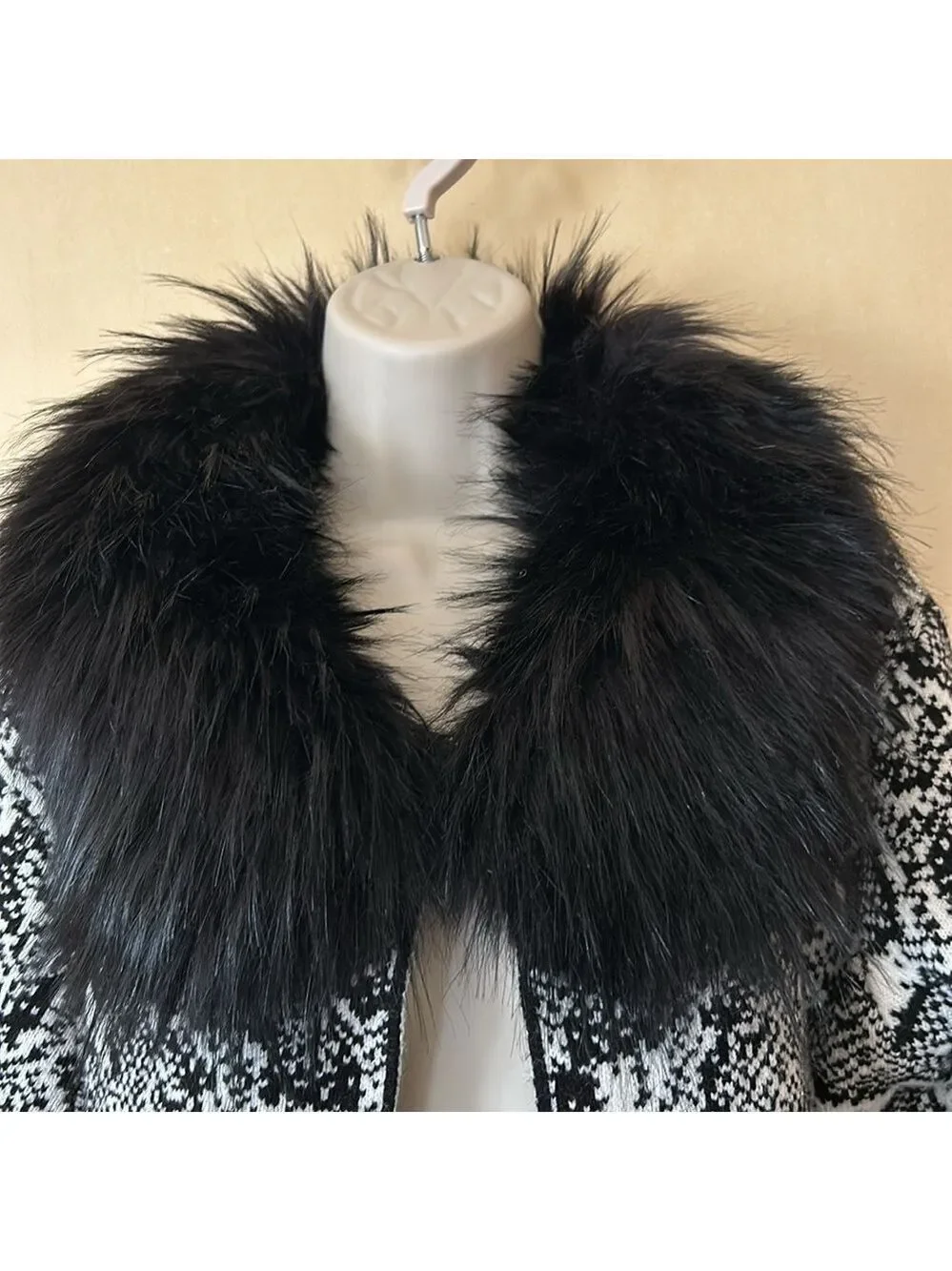 Sioni Blk/White Sweater w/Detachable Faux Fur Around Collar, Size L